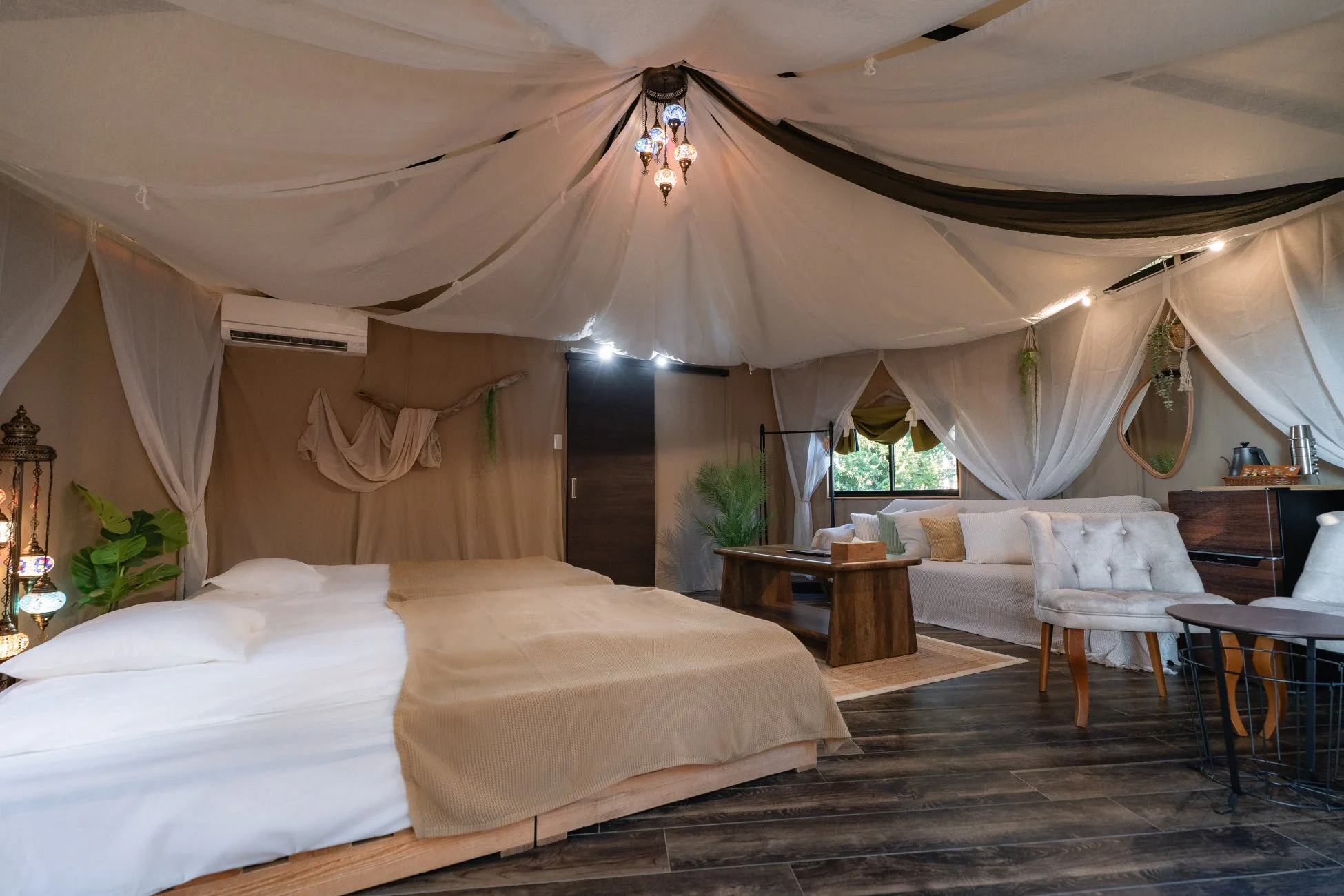 グランピングテントの客室