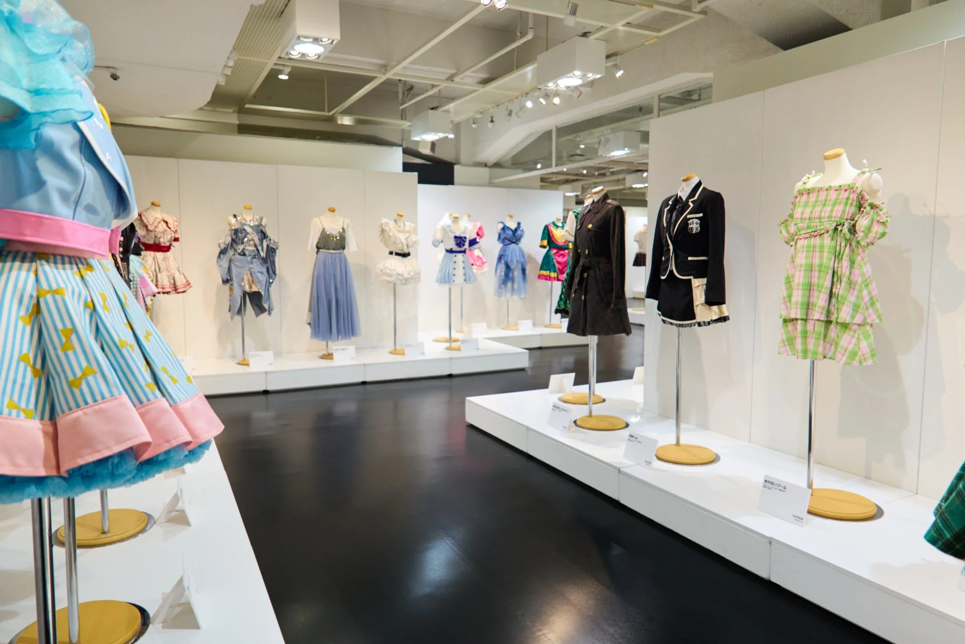 衣装が多数展示されている様子