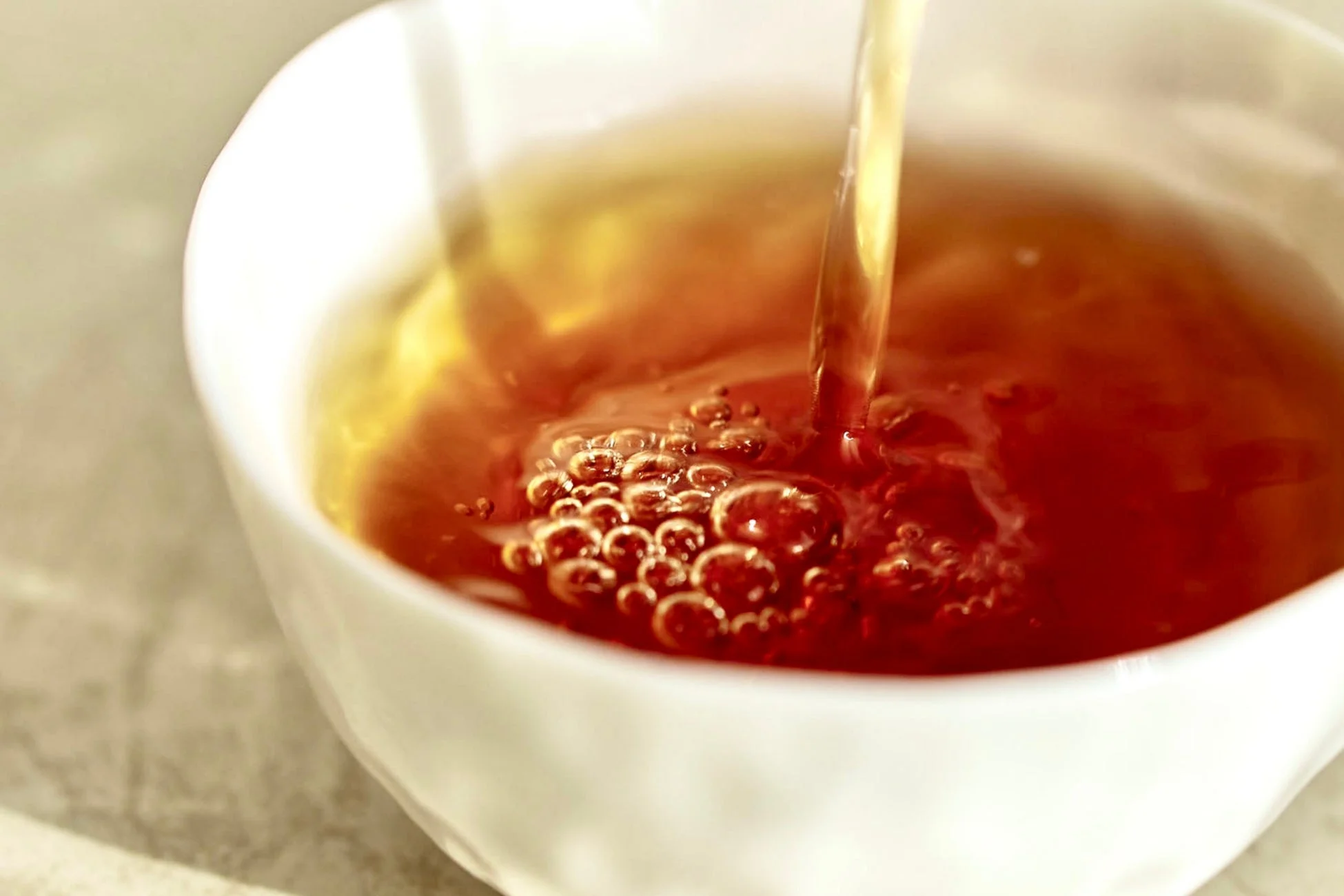 お茶を注ぐ様子