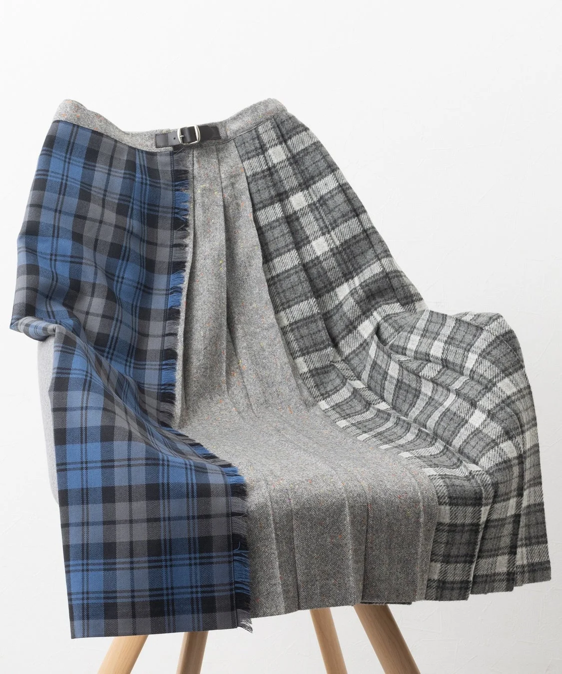 青とグレーのタータンチェックとツイードのプリーツスカート