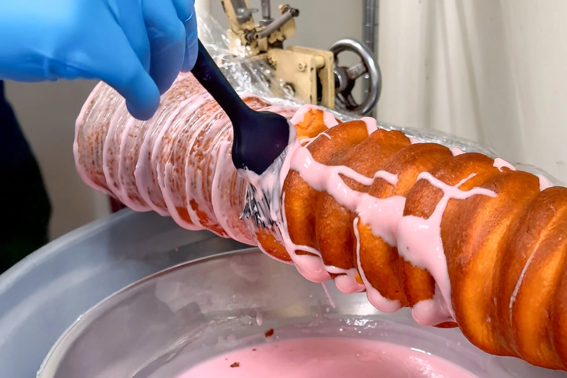 シュガーグラスを塗る様子