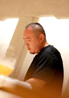 真剣な表情でうつむく男性の横顔