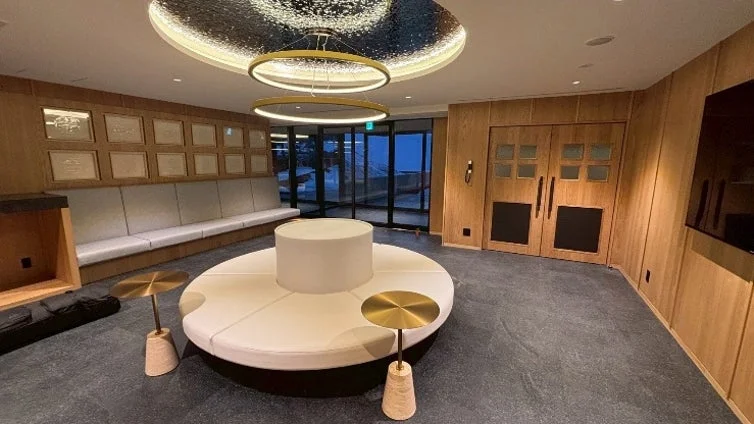 モダンで落ち着いた雰囲気のラウンジまたはロビー