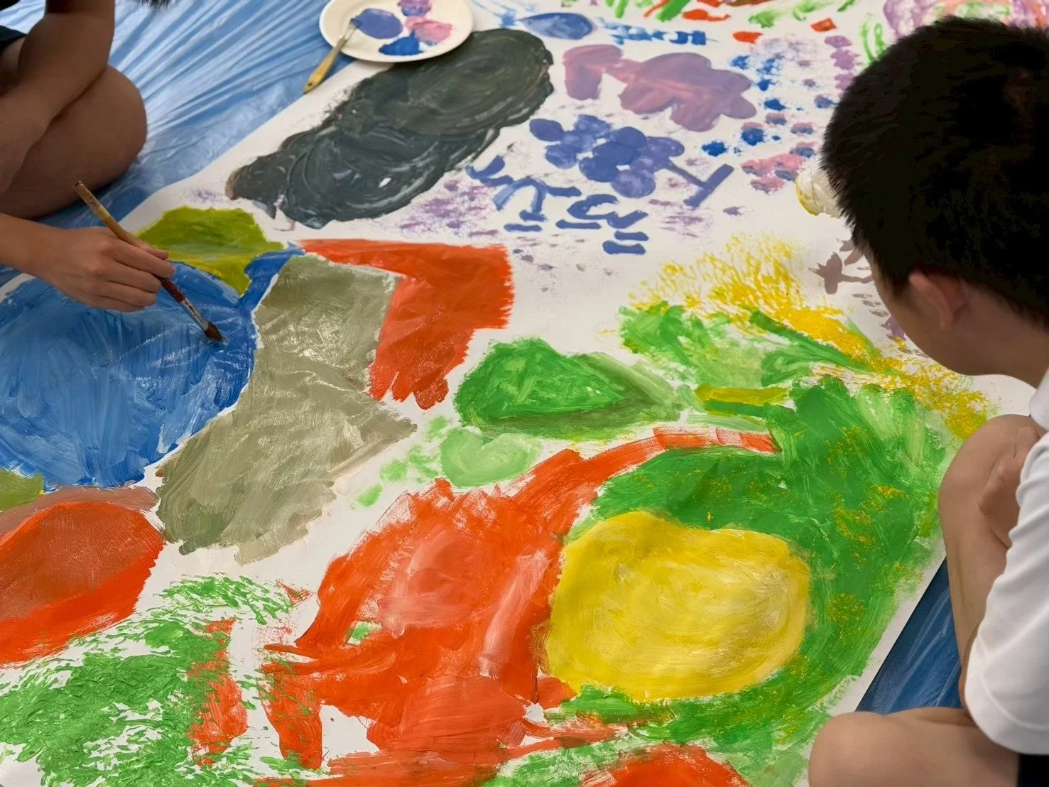 子供たちが共同で絵を描く様子