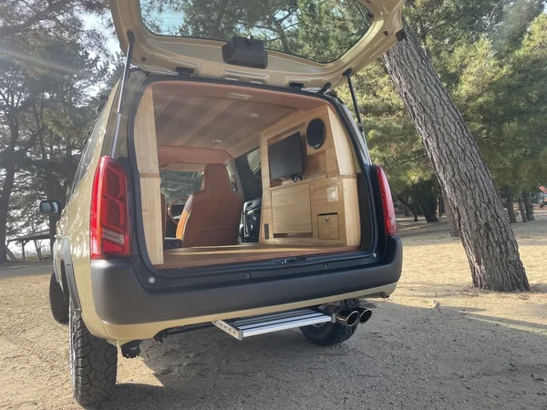 カスタマイズされたミニバンの内装イメージ