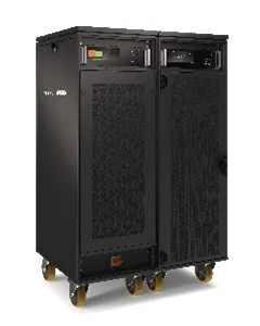 黒いサーバーラックが2台並んでおり、それぞれに車輪が付いています