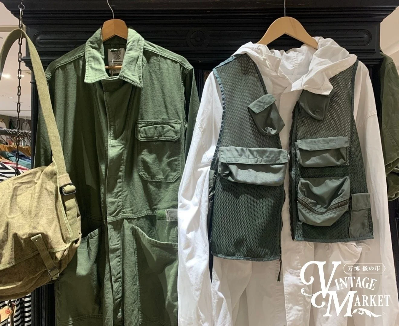 ミリタリーテイストのアパレルが並ぶ古着のディスプレイ