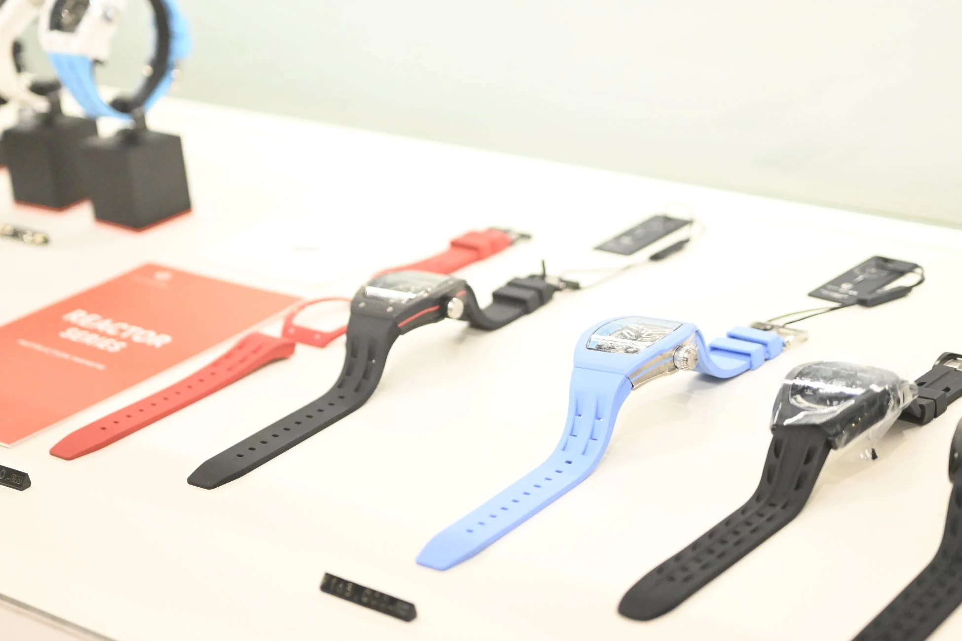 REACTOR SERIESの時計とストラップ