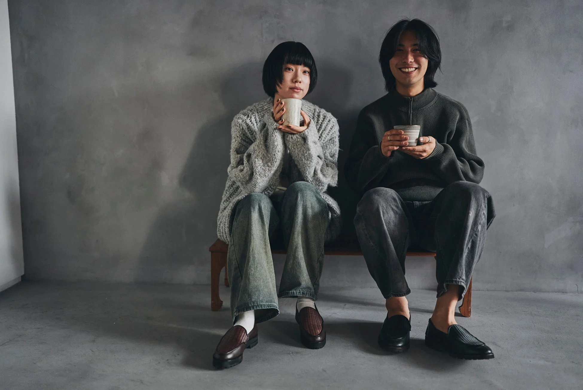 マグカップを持つカップル