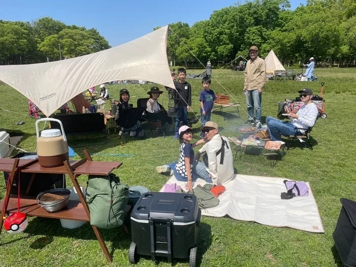 家族で楽しむアウトドアの様子