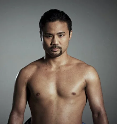 上半身裸で正面を見つめる比嘉大吾選手