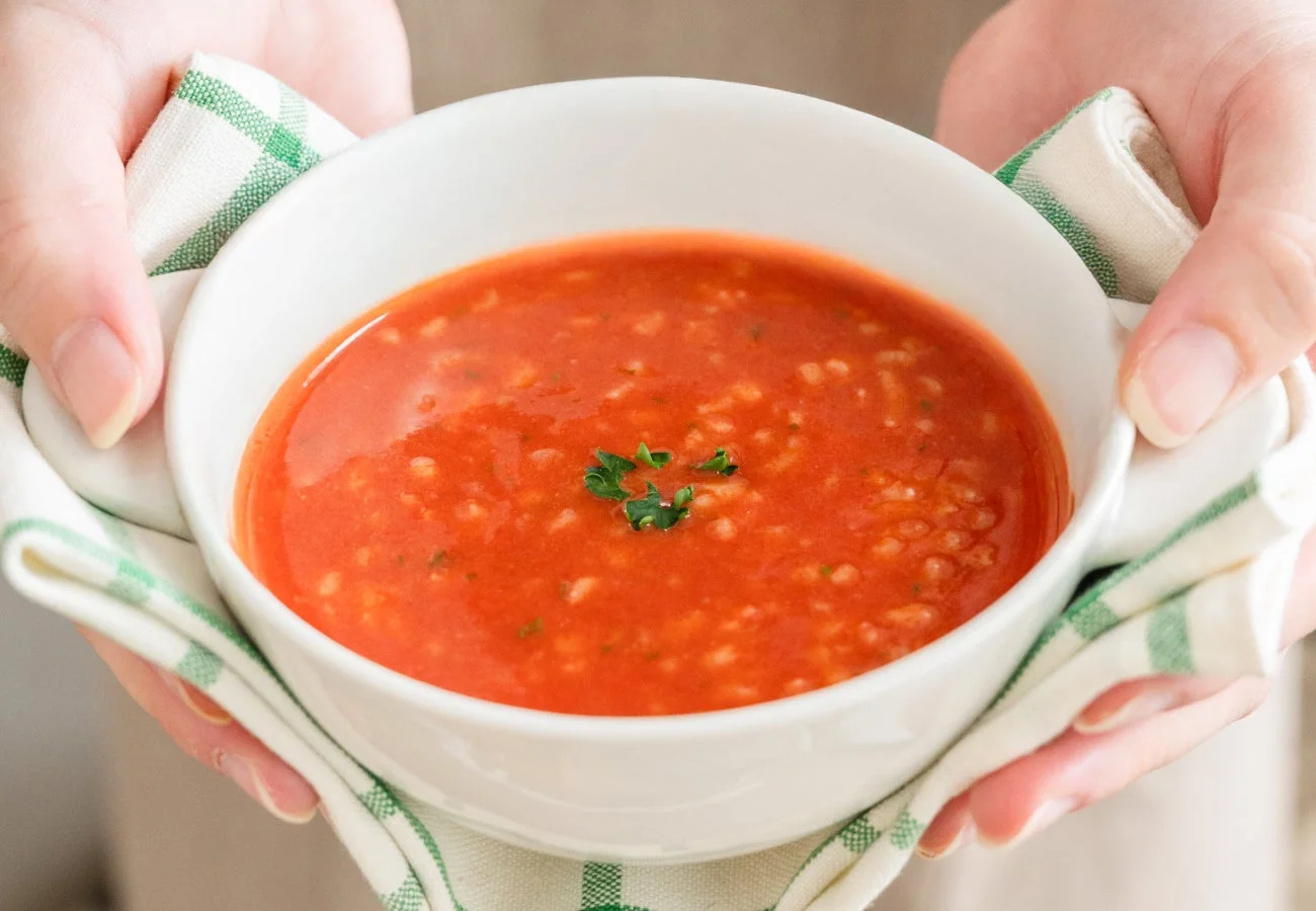 トマトスープを両手で持つ様子