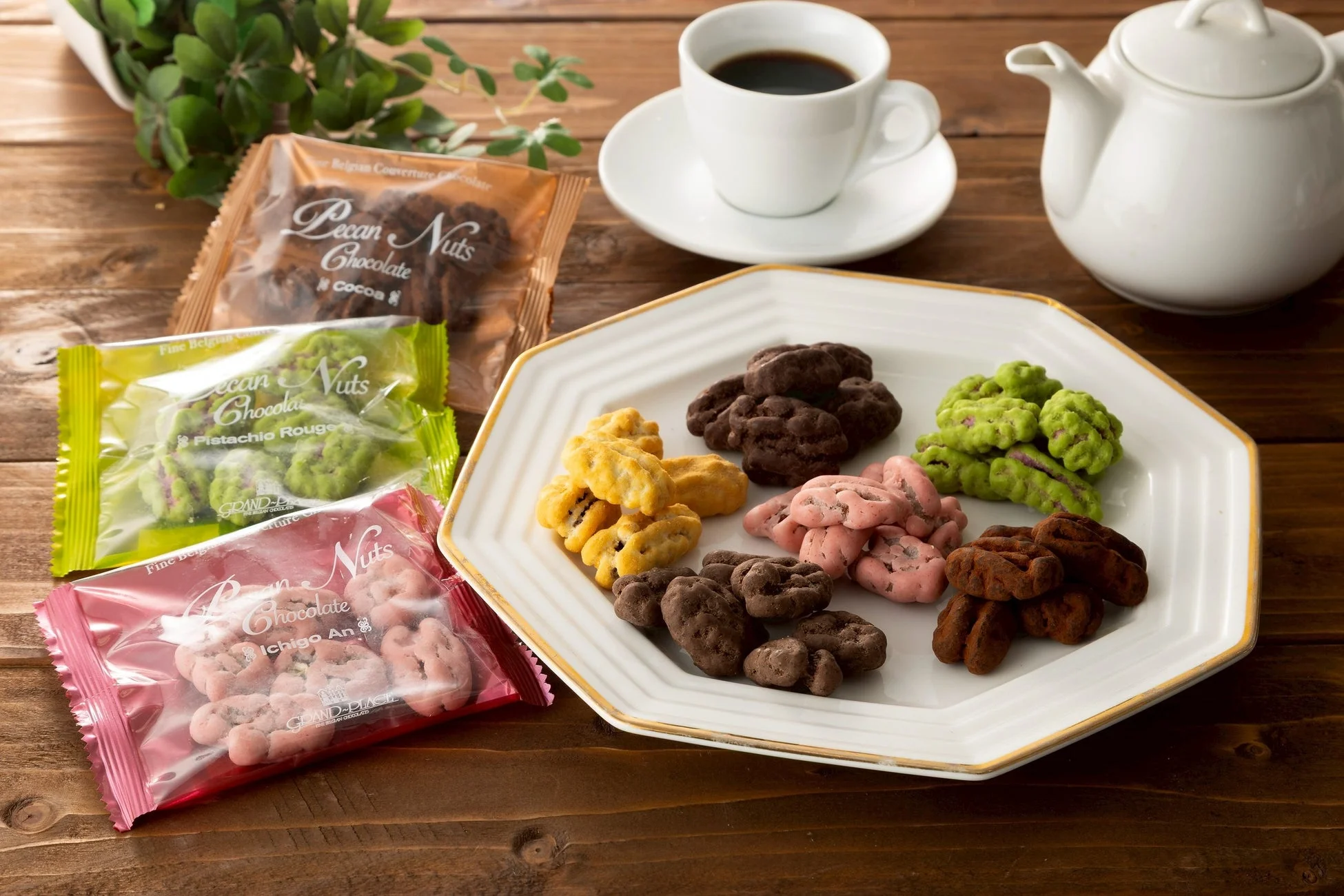 ピーカンナッツチョコレート、コーヒー、紅茶