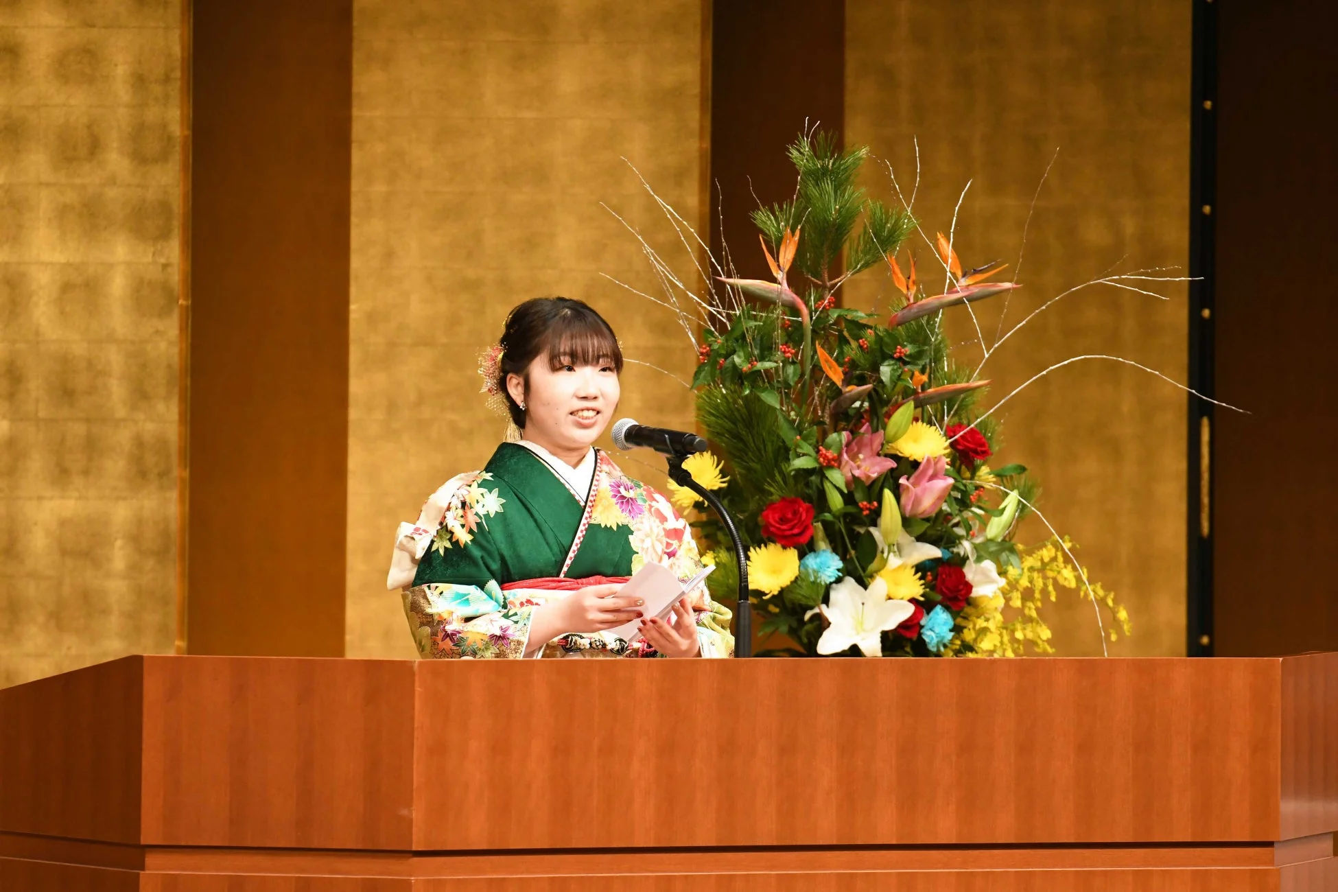 式典でスピーチする女性