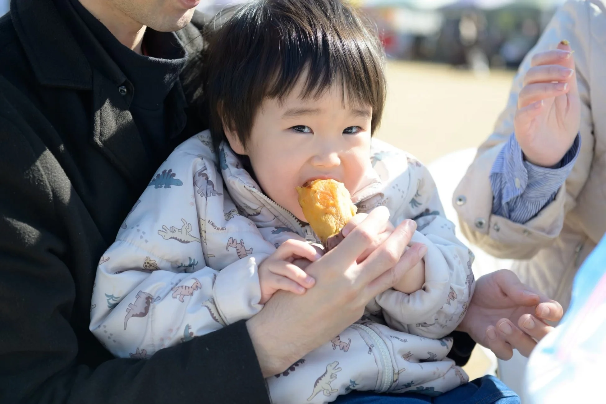 子供がスナックを食べる様子