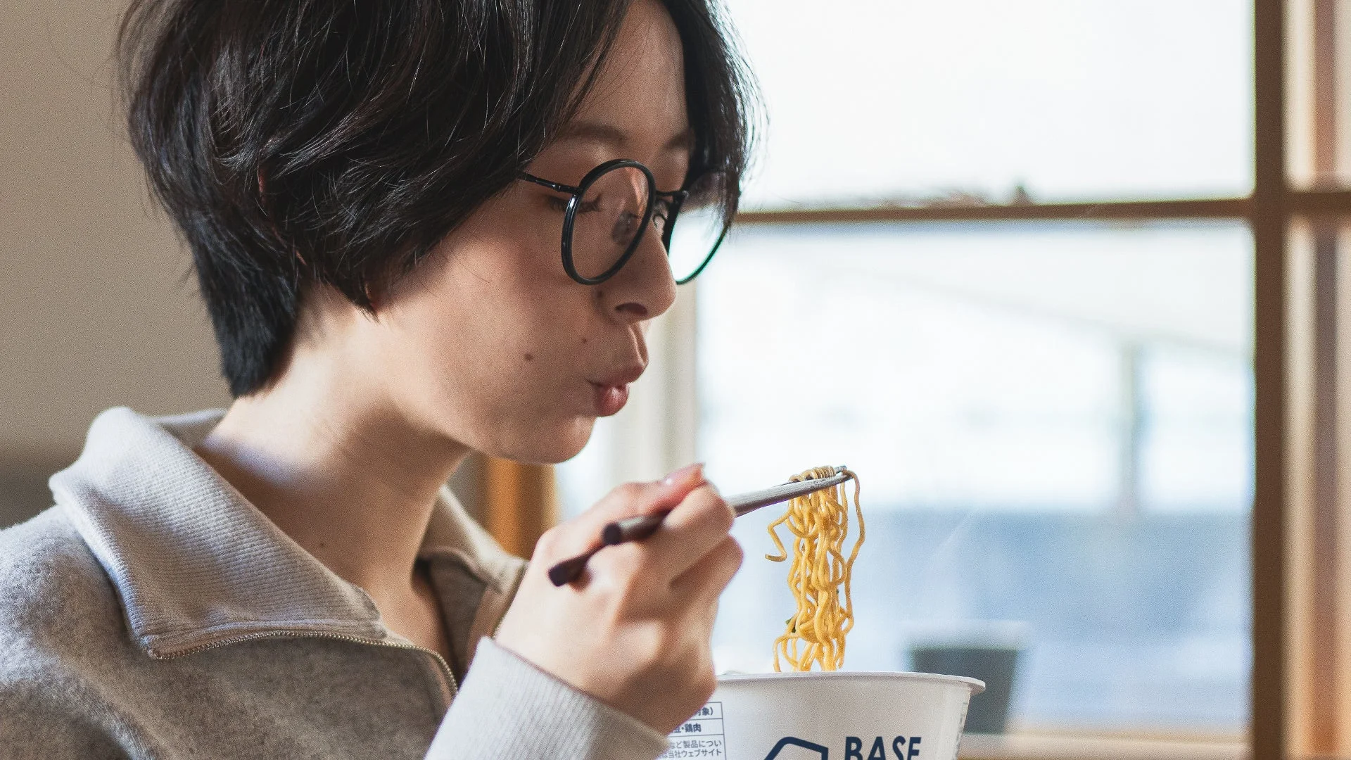 女性、食事、ラーメン、カップ麺、箸、麺、食べる、屋内、ポートレート、アジア人、ライフスタイル、普段着