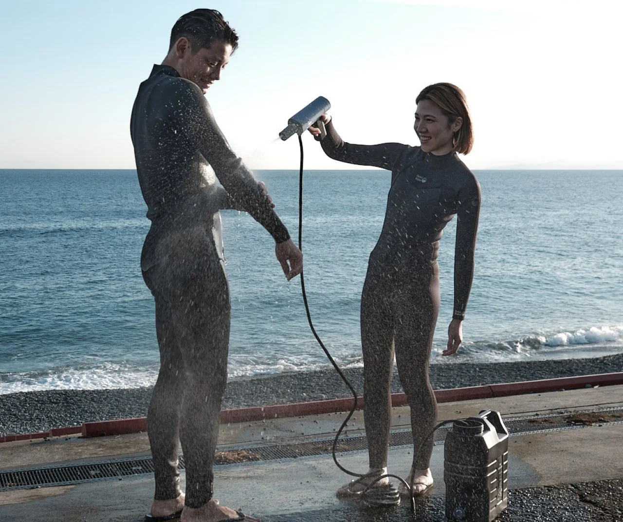 カップルがシャワー