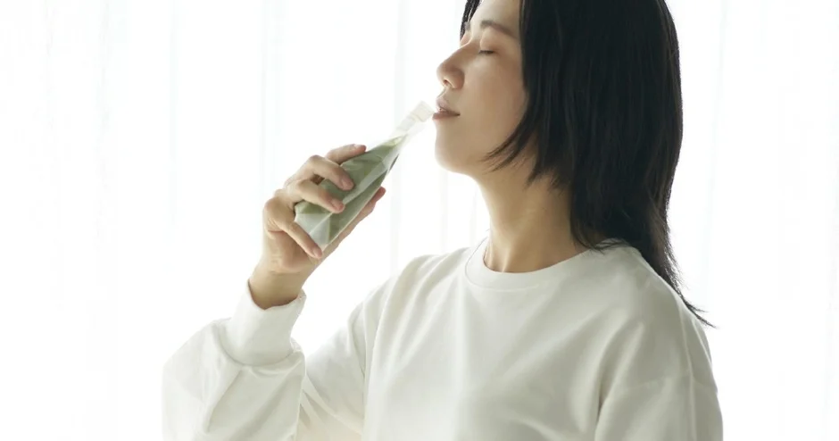 女性がパウチドリンクを飲んでいる様子