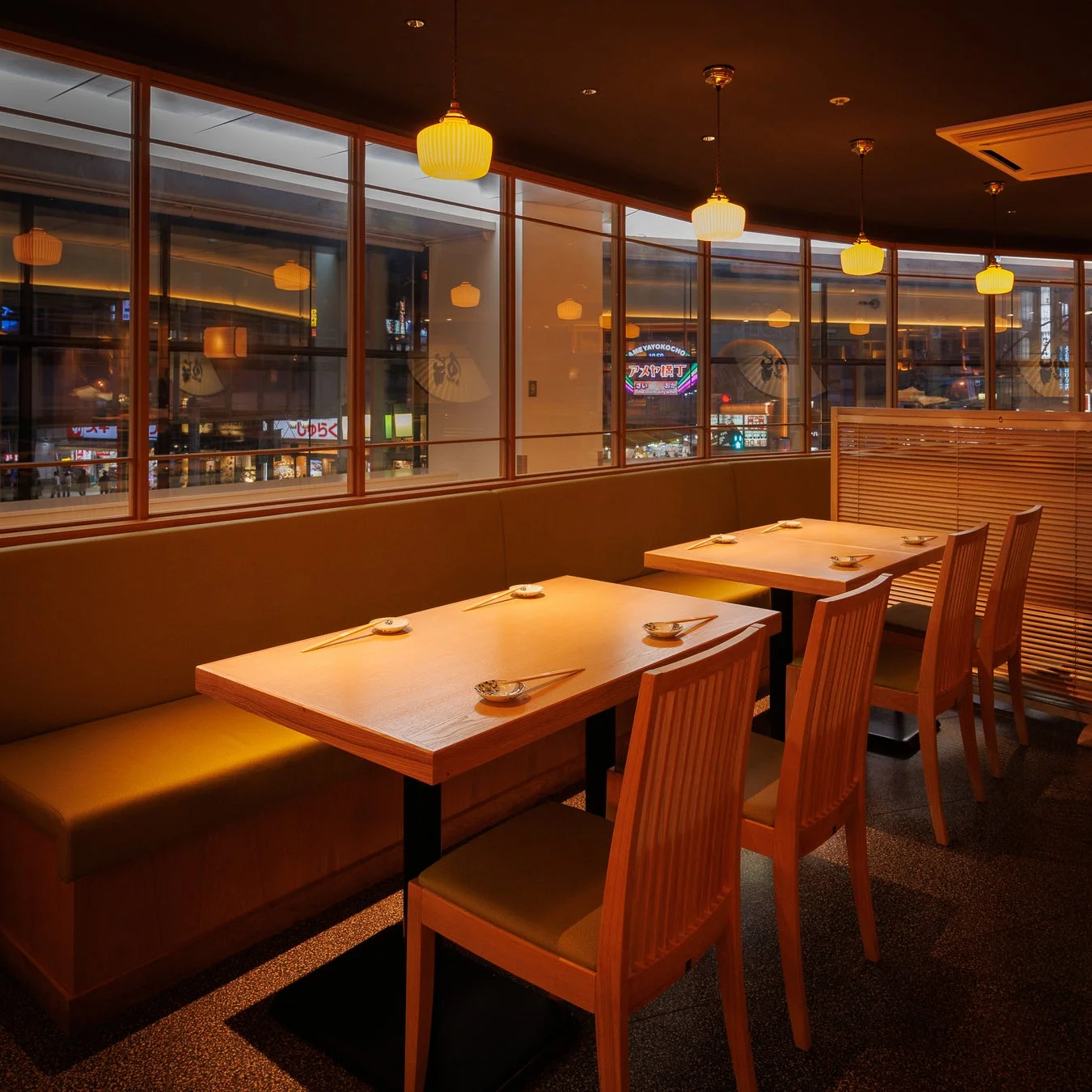 飲食店テーブル席と夜景