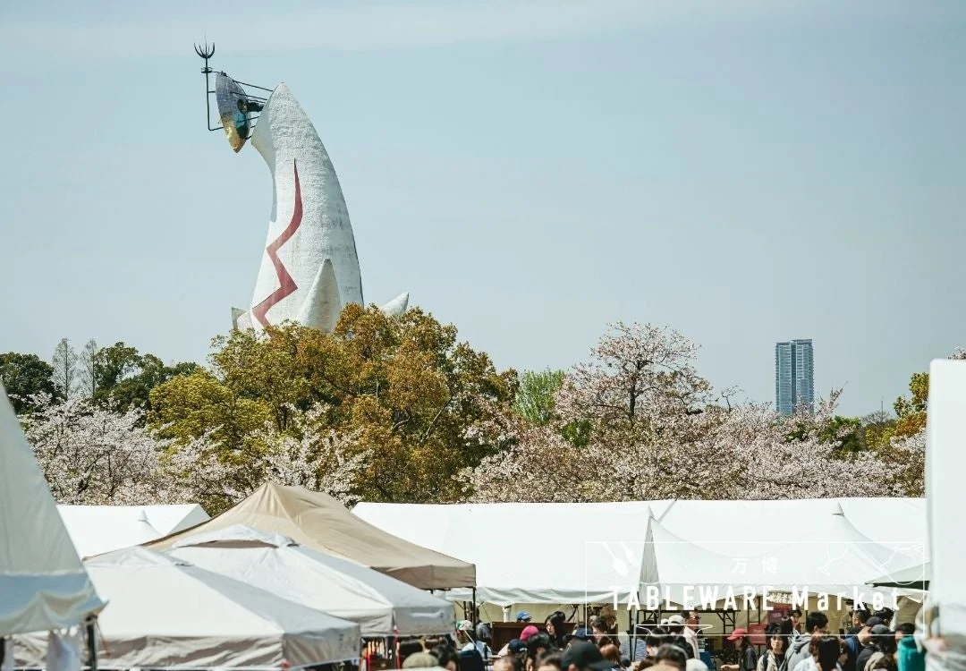 太陽の塔を背景にしたマーケットの様子