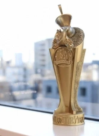 金色の豪華なトロフィー