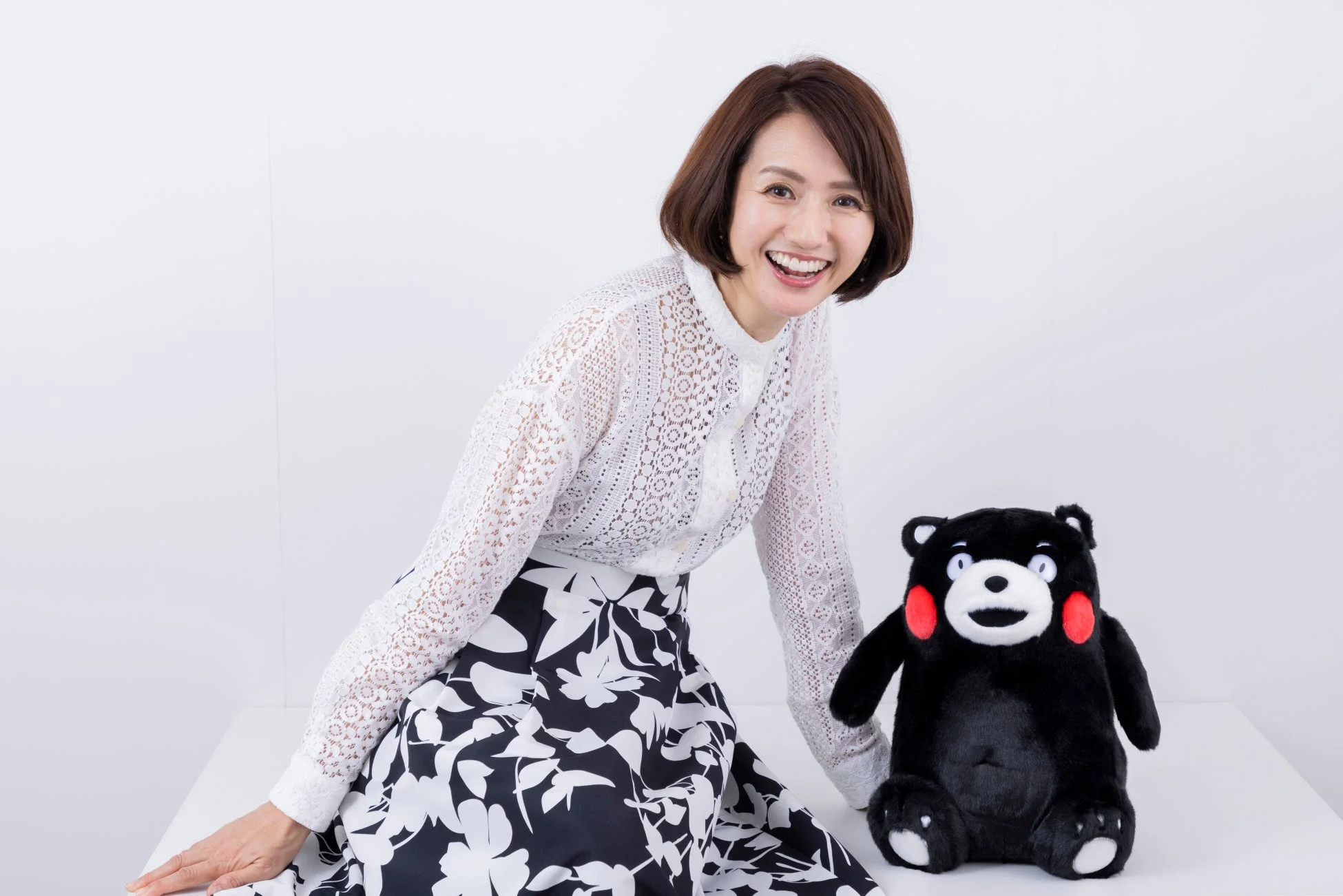 くまモンのぬいぐるみと一緒に笑顔の村上美香さん