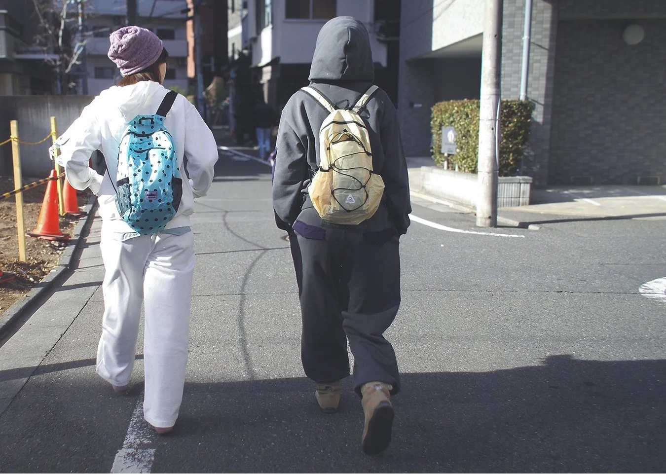 街中でHeisanのアイテムを楽しむ