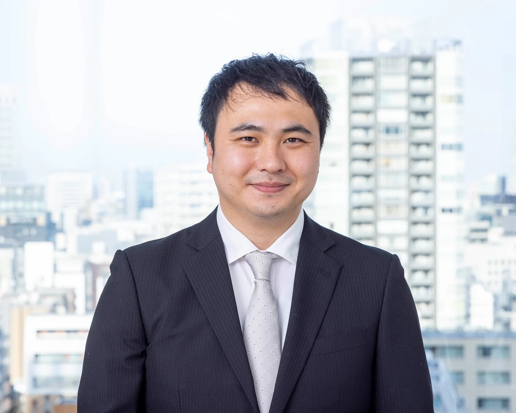 スーツとネクタイを着用したアジア系の男性