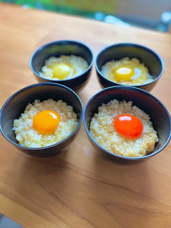ご飯の上に生卵が4つ並んでいる