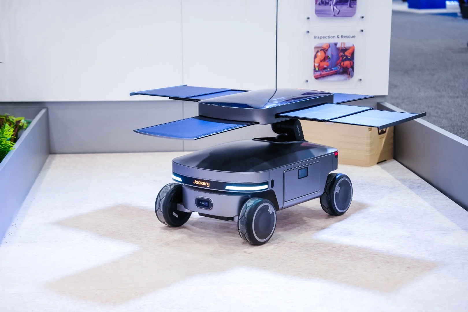 Jackery Solar Mars Bot