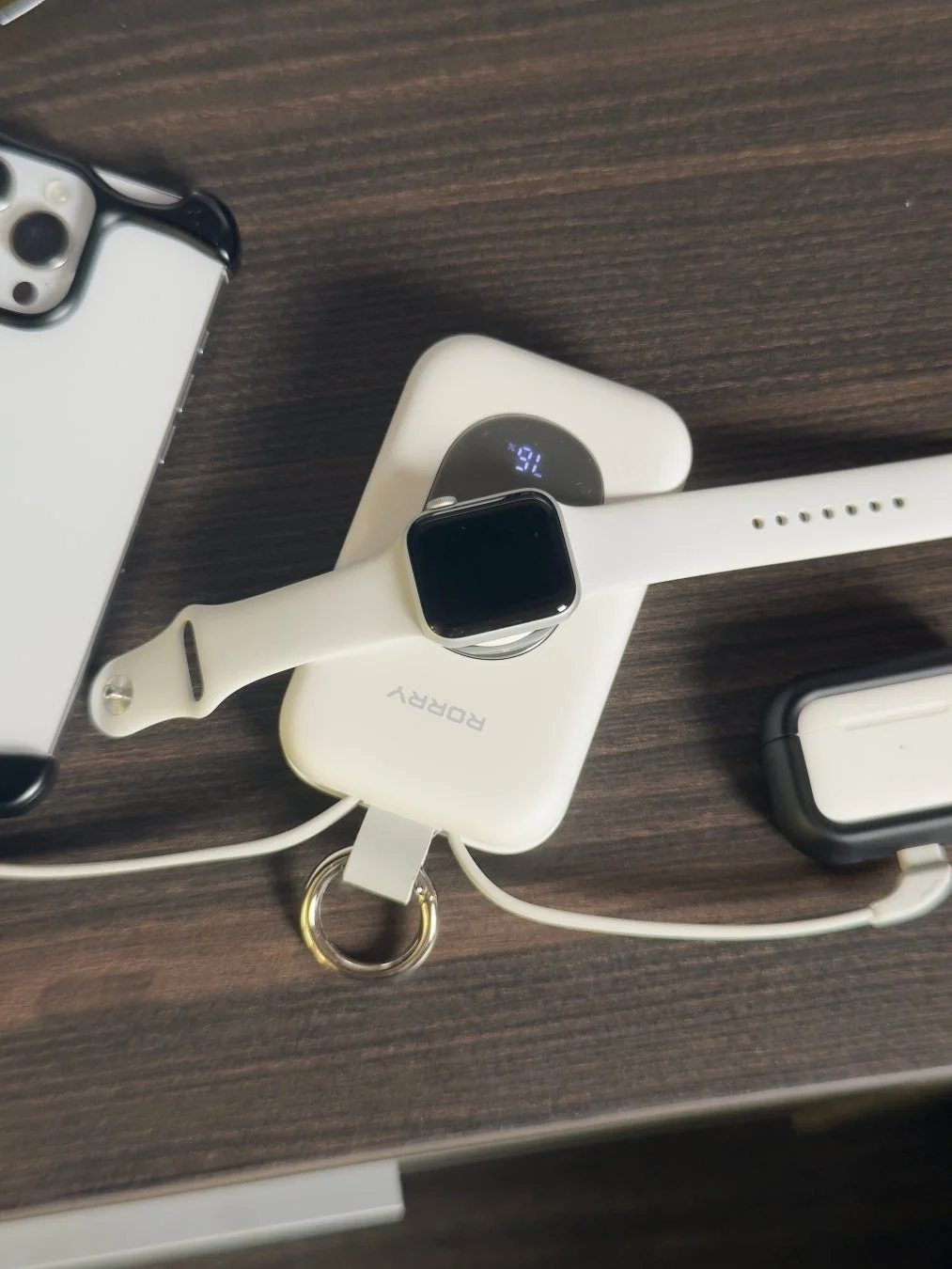 Apple Watch充電中のモバイルバッテリー
