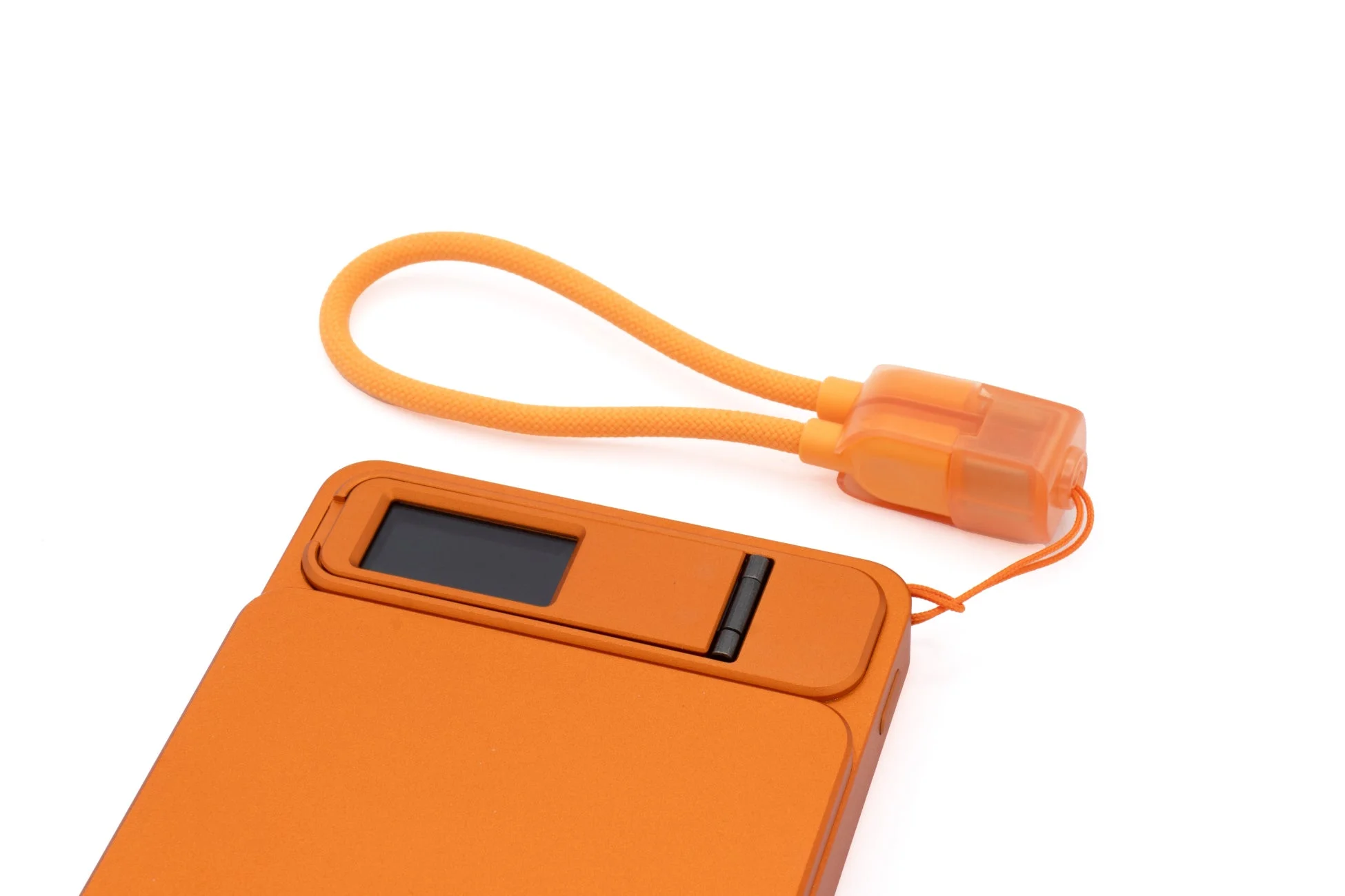 USBストラップが付属したElement Metal Power Bank 8000