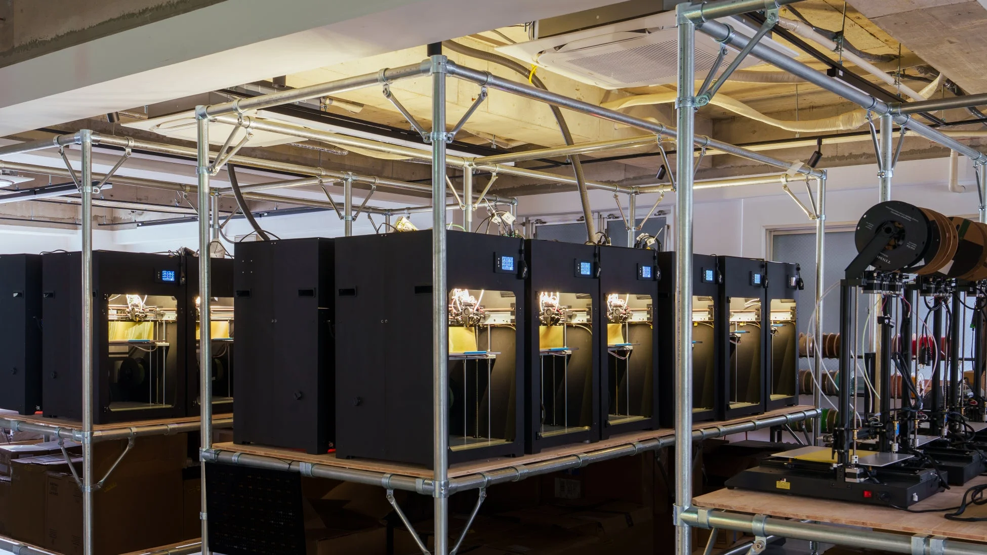 複数の3Dプリンターが並ぶ工場内部の様子