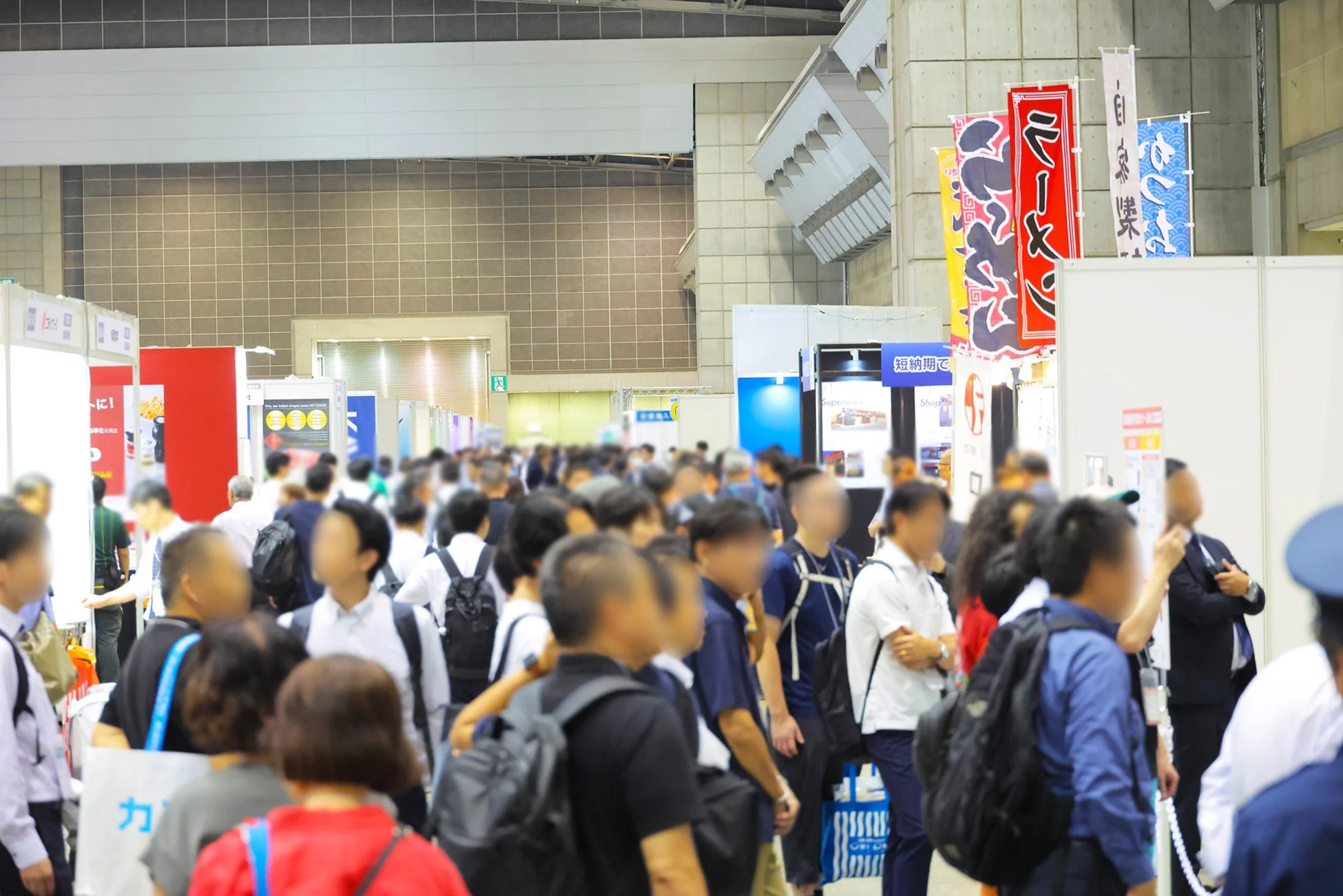 多くの人で賑わう会場の様子