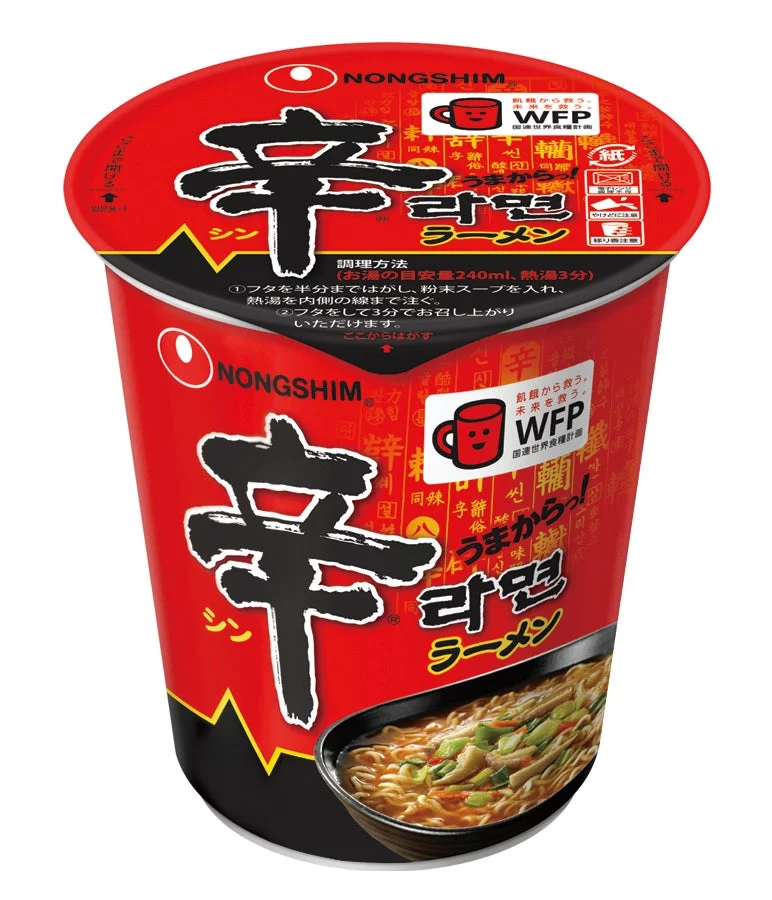 NONGSHIMの赤いカップ麺「辛ラーメン」のパッケージです。辛さをアピールし、「うまからっ！」の文字やWFPとの協力が特徴。