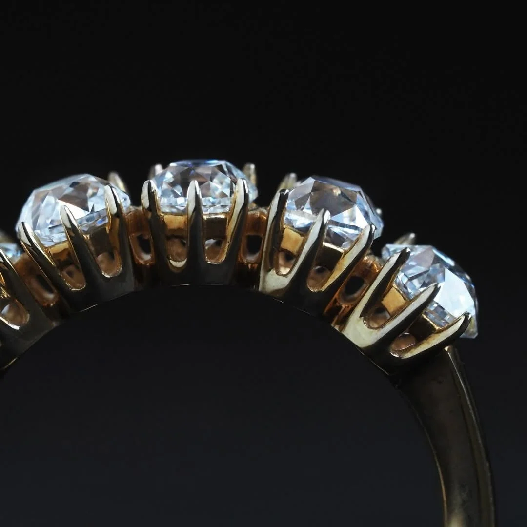 複数のダイヤモンドがあしらわれたゴールドの指輪