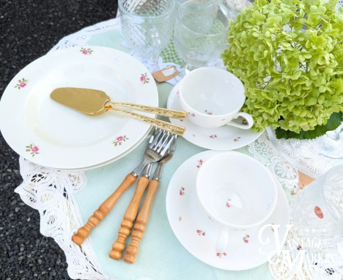 花柄のヴィンテージ風食器やカトラリー