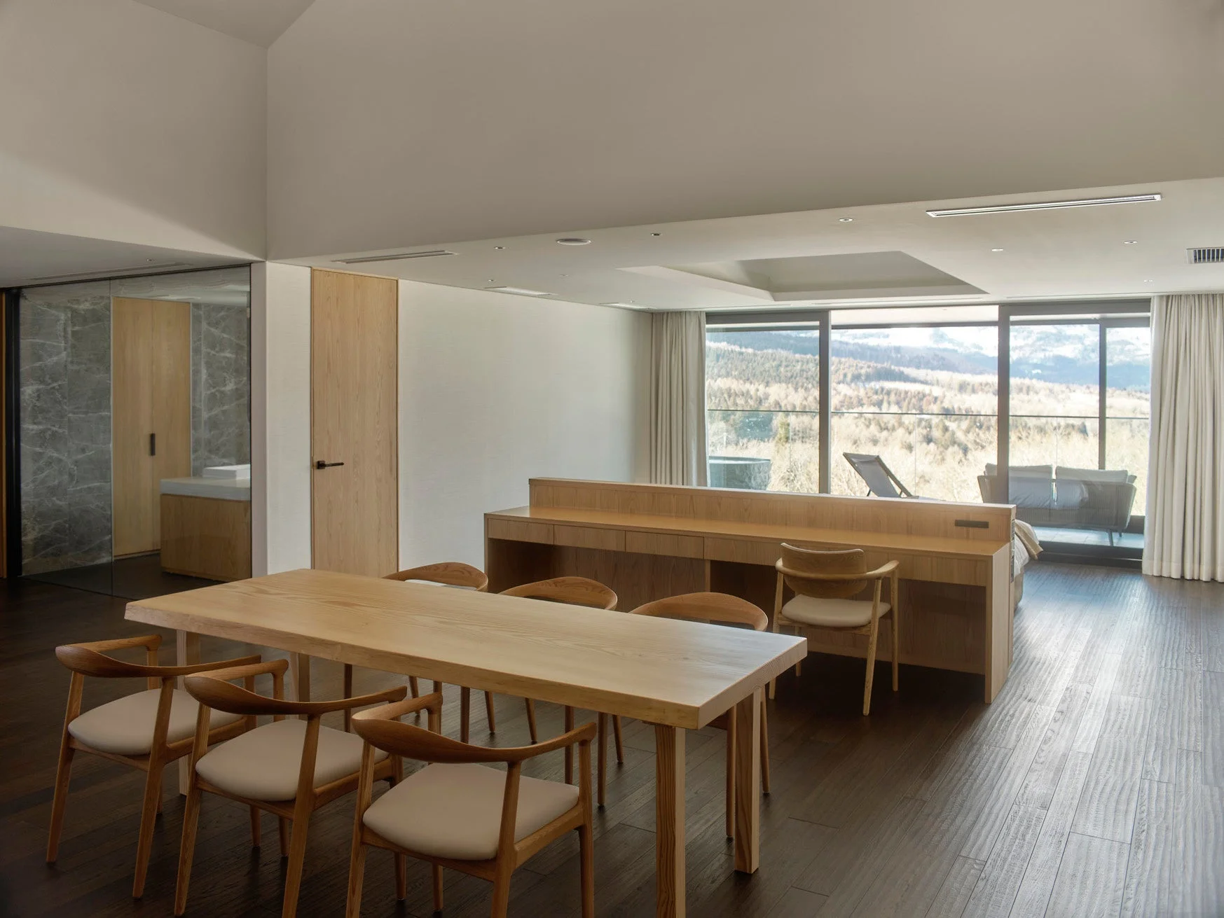 木製家具が配されたモダンで広々とした空間