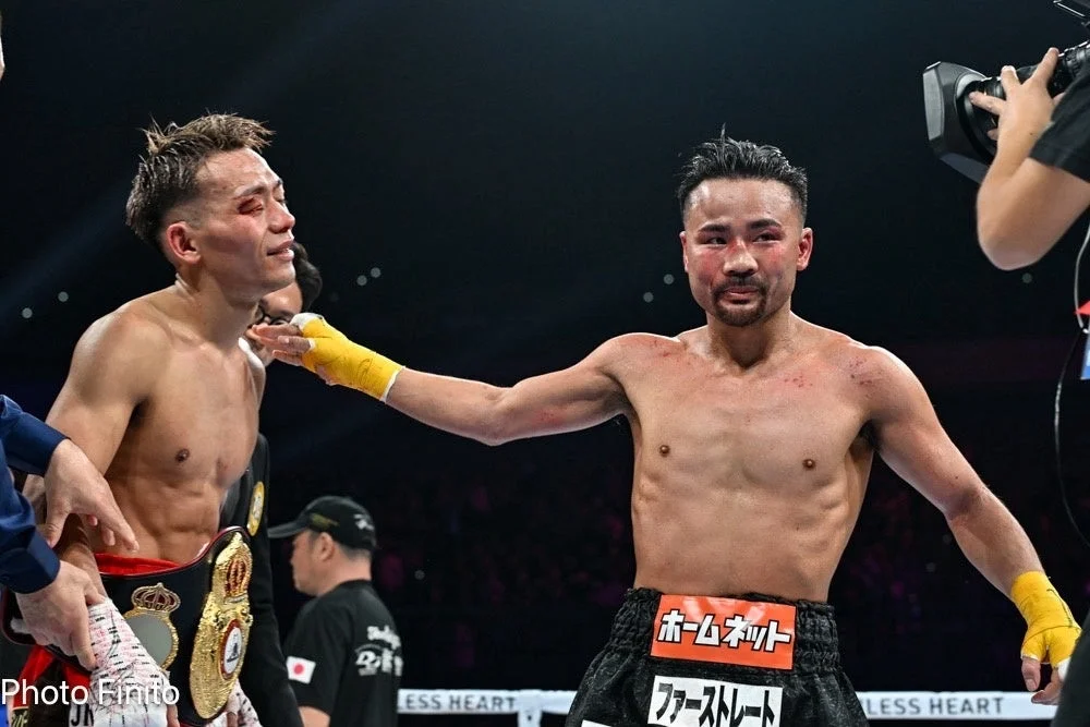 試合後、リング上で互いを労う堤聖也選手と比嘉大吾選手