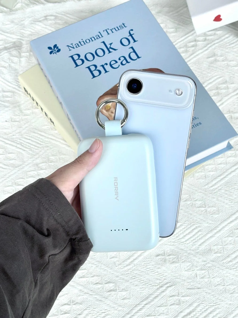 スマートフォン,モバイルバッテリー,本,キーリング,水色,白,手,ガジェット,充電器,読書