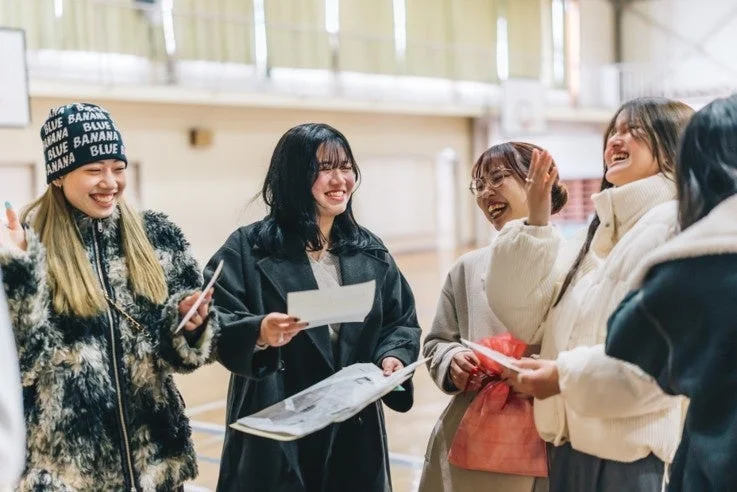 笑顔で交流する参加者たち