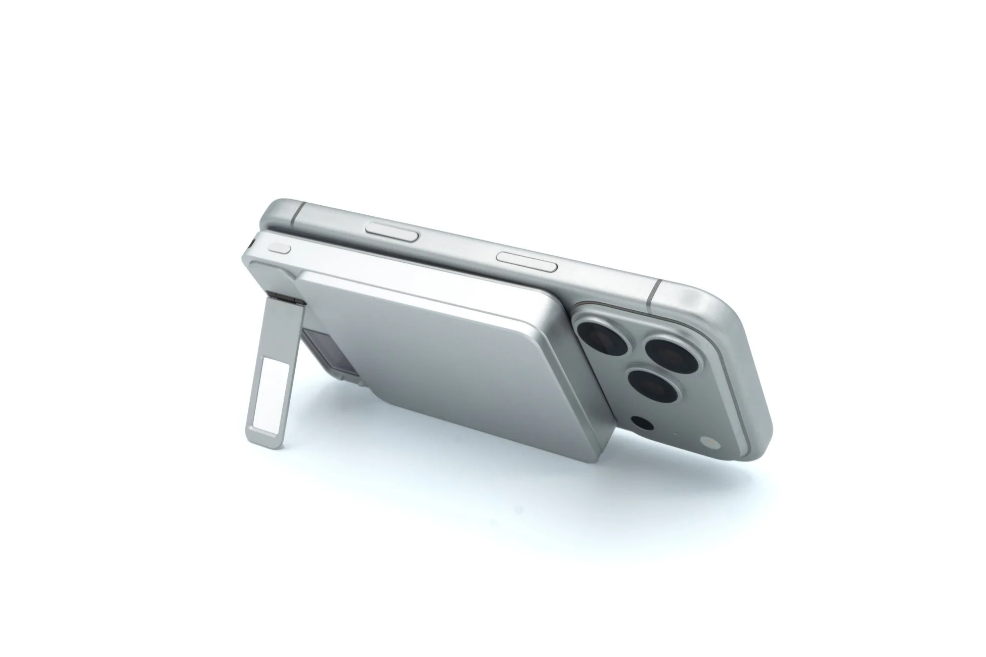 スタンド機能でスマートフォンを立てた様子