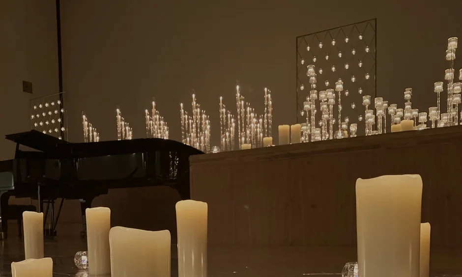 キャンドルに囲まれたグランドピアノ