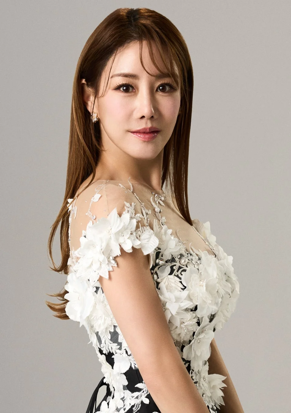 白い花柄のドレスを着用した女性のポートレート