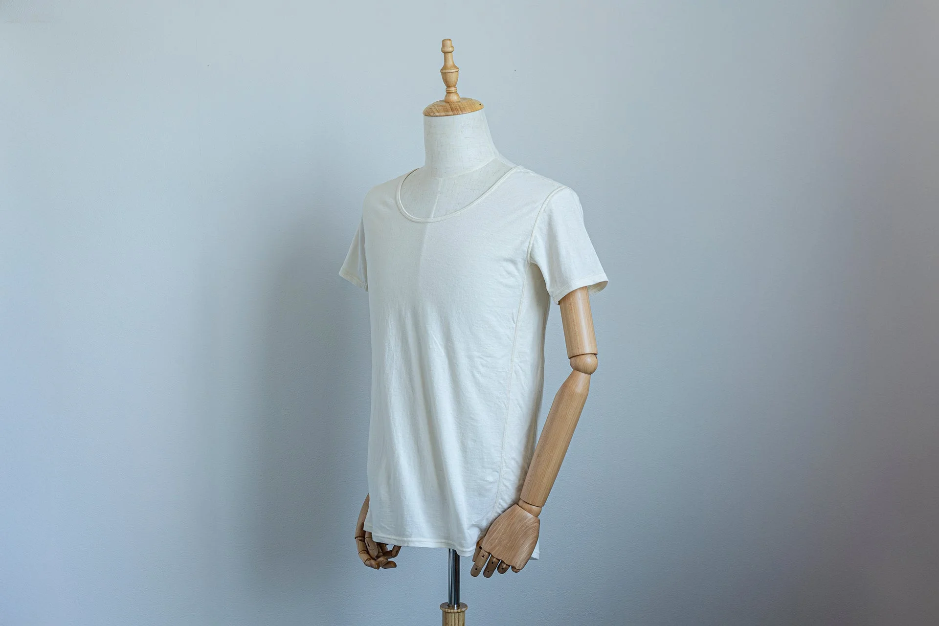 マネキンに着せられた白いTシャツ