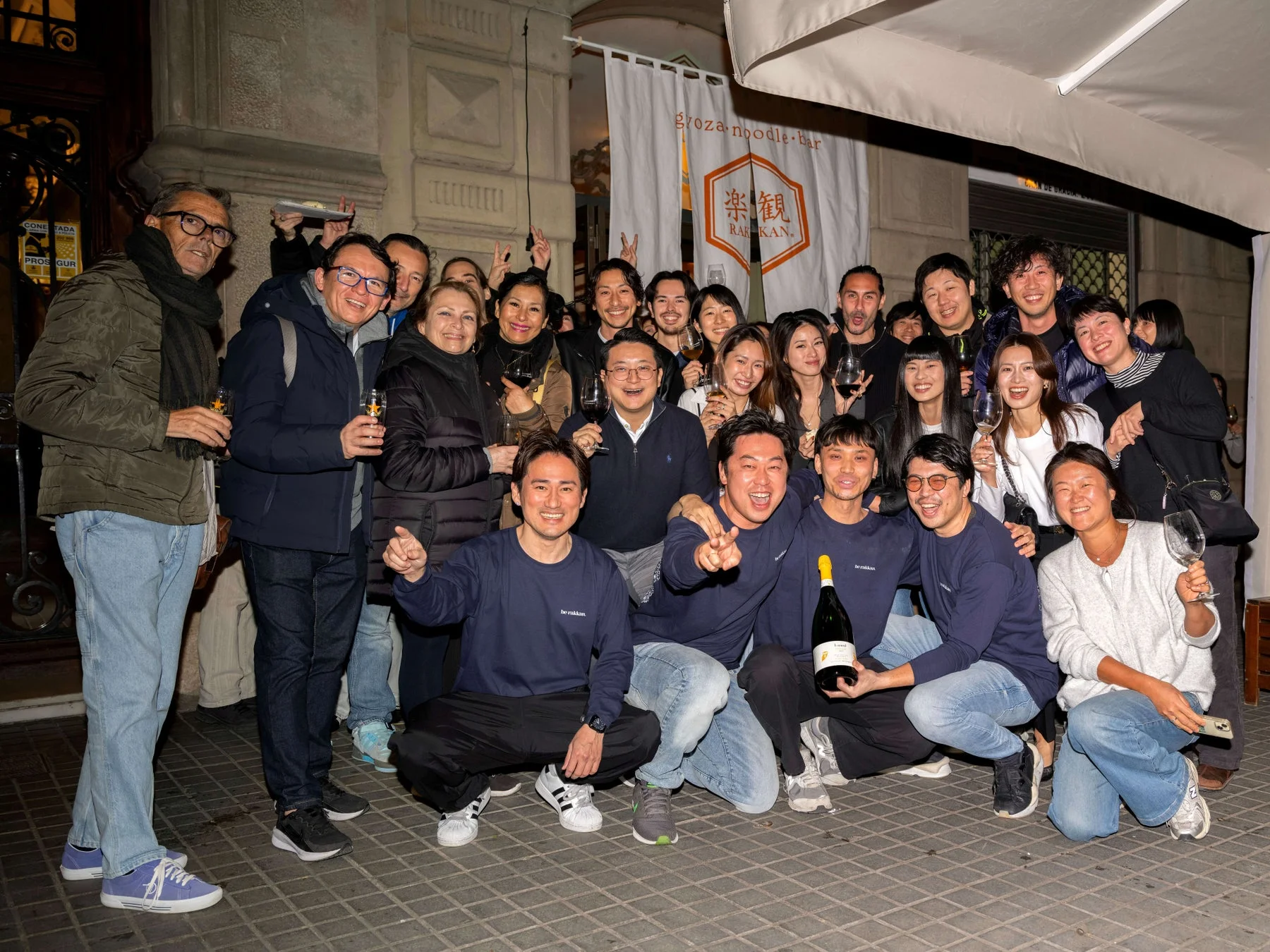 レストラン前で集まる人々の集合写真