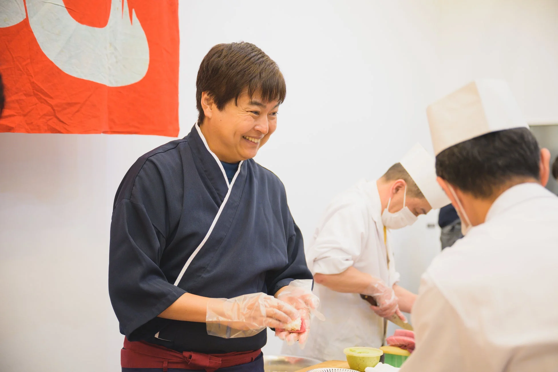 寿司を握る様子