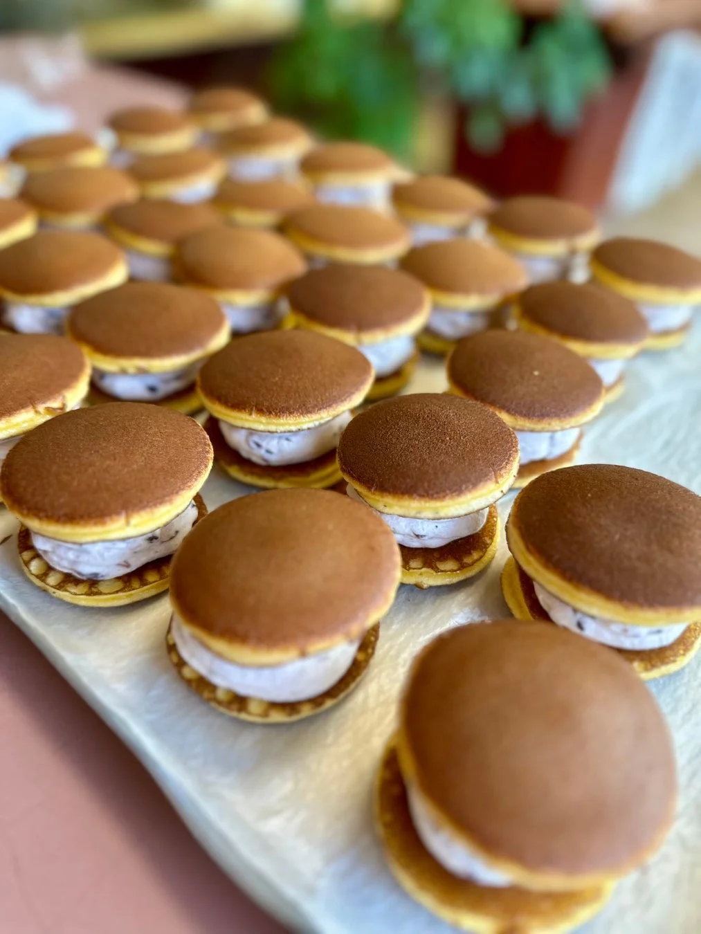 白いクリームが挟まれたミニどら焼き