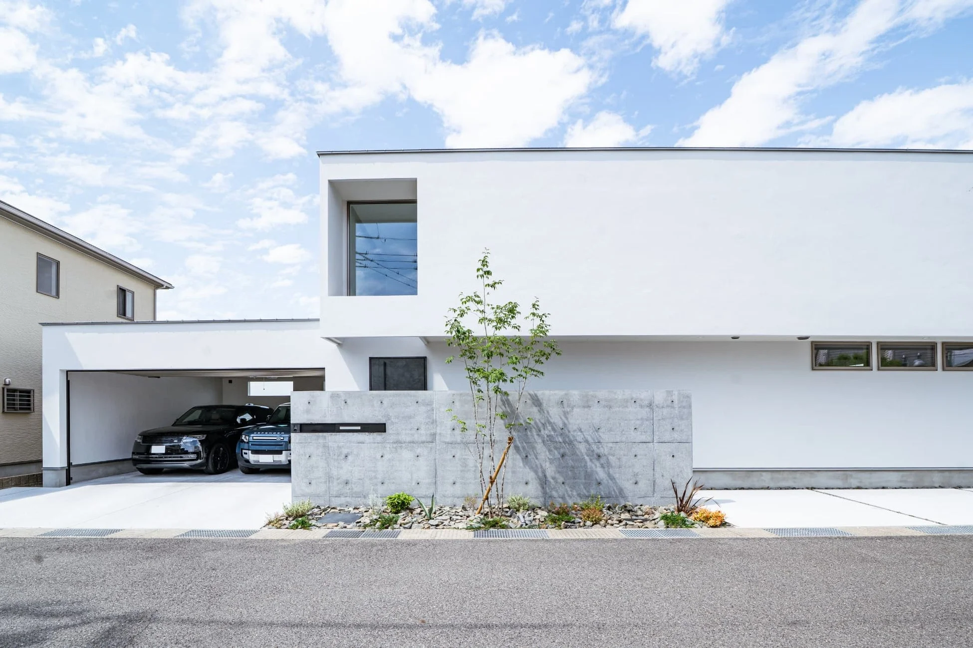 白いモダンな住宅の外観