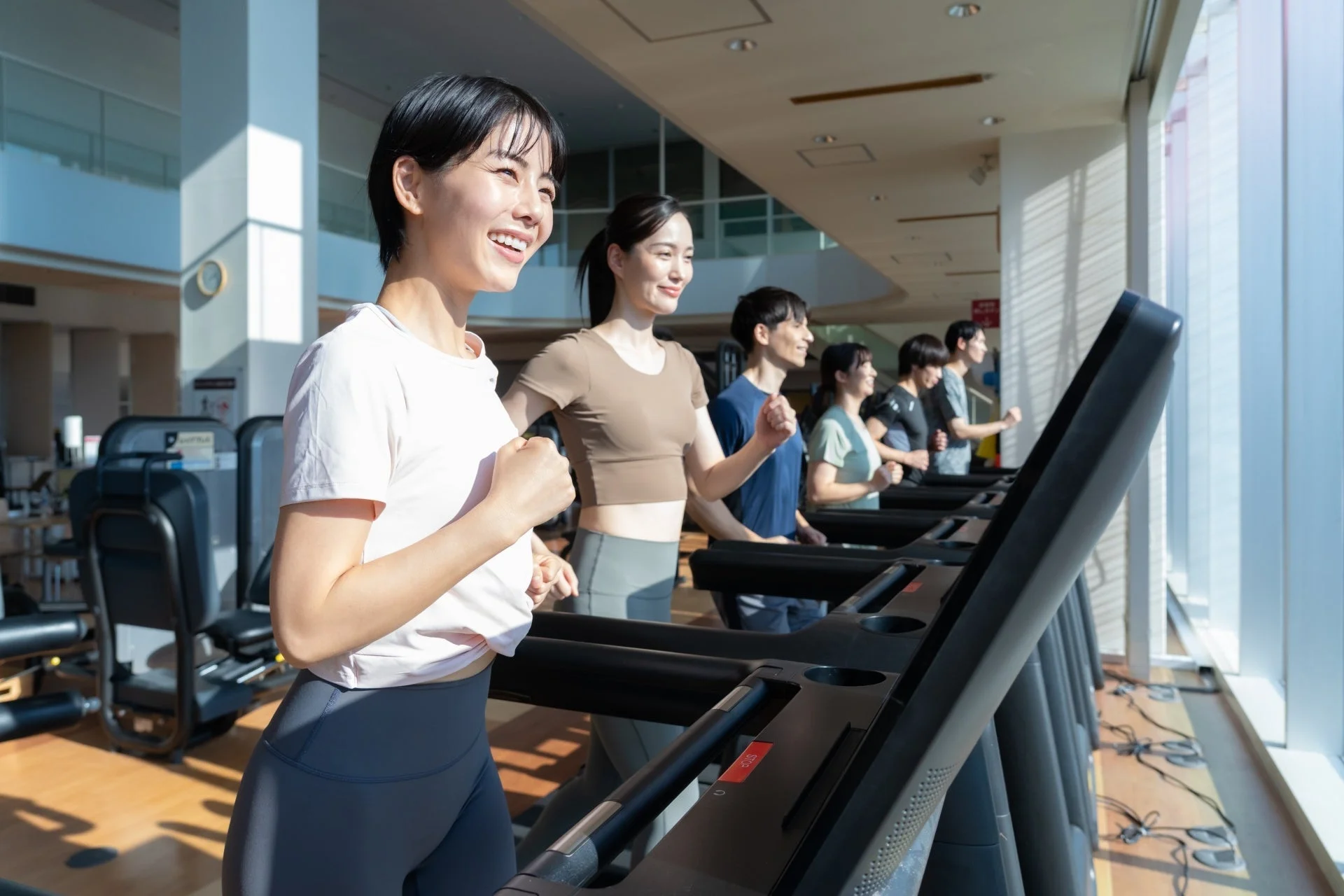 ジムで運動する人々